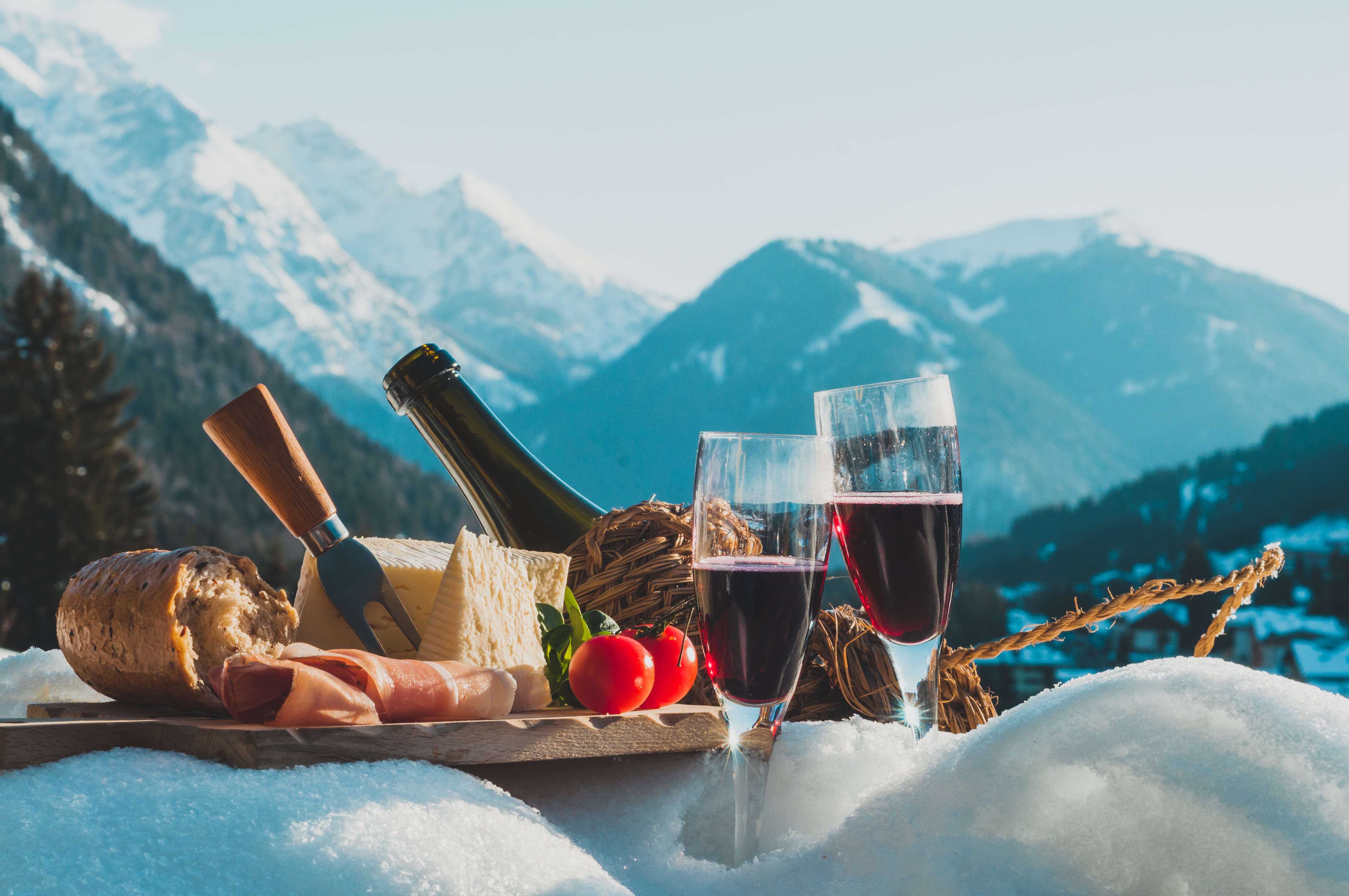 Alpenhotel mit romantischer Bergkulisse